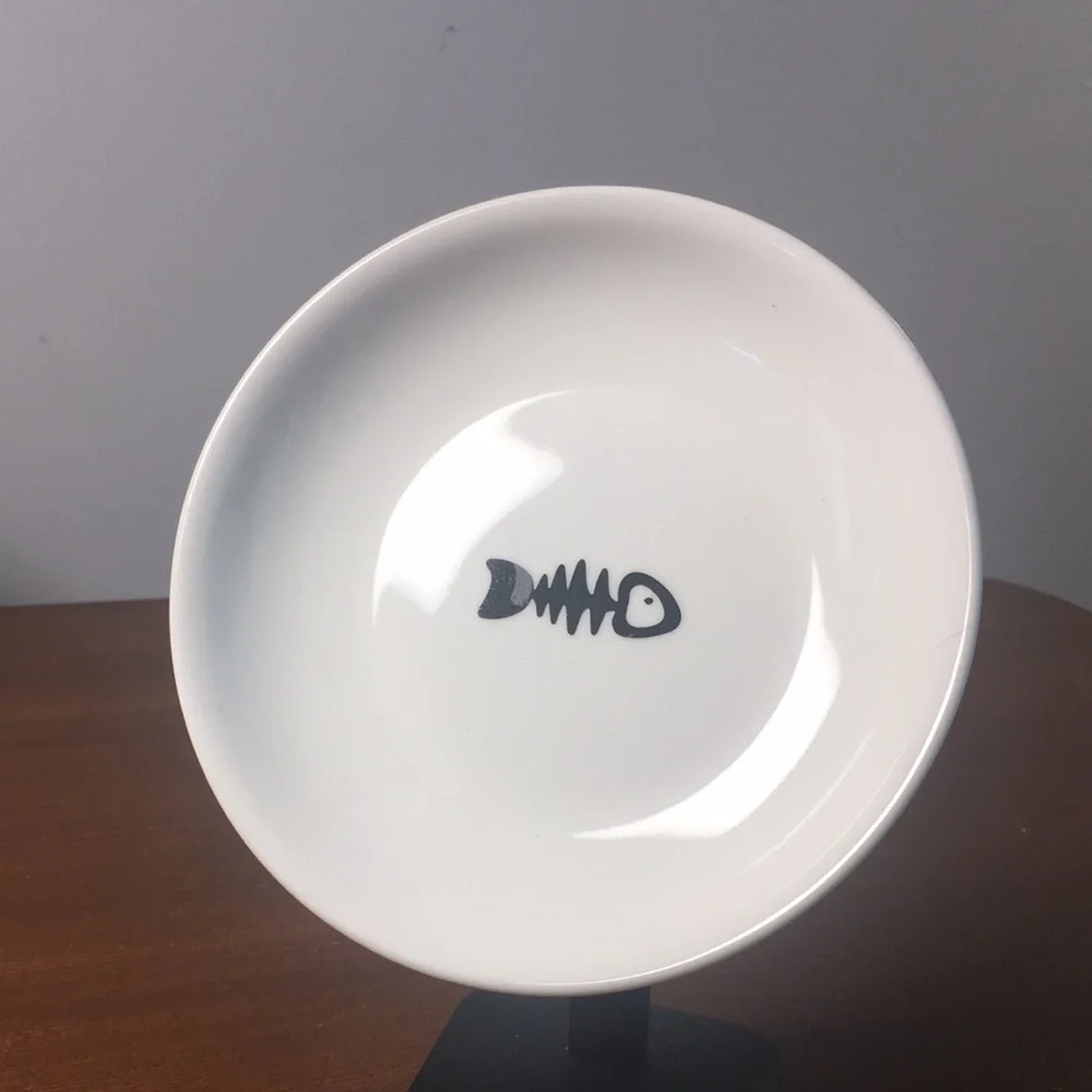 Fish bone cat dish